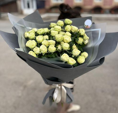 Букет Белые кустовые розы Солинеро в Кромы