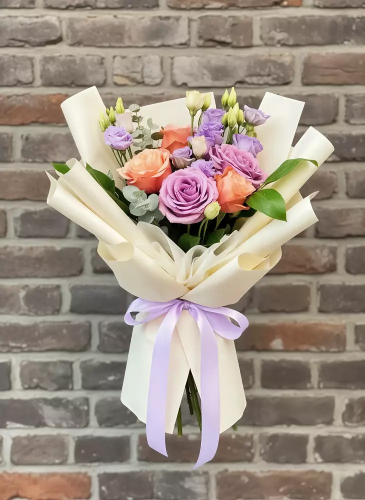 Букет цветов из: Лизиантусы и Розы в Кромы