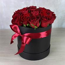 Цветочная композиция из Розы в шляпной коробке в Кромы