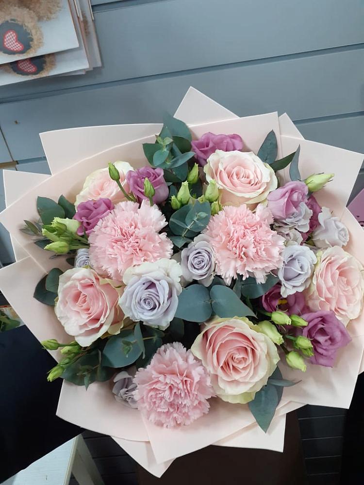 Букет цветов из: Розы, Гвоздики и Лизиантусы в Кромы